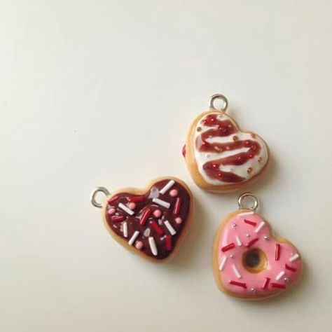 Polymer clay donut charms Kawaii Clay Charms Diy, Donut Polymer Clay, Cute Polymer Clay Charms, Polymer Clay Charms Kawaii, Polymer Clay Donut, Polymer Clay Sweets, Clay Donut, Crea Fimo, Polymer Clay Ring