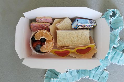 Party Lunch Box Ideas, Party Lunch Boxes, Party Food Boxes, Ideas Desayunos, Lunch Party, Lunch Box Ideas, Birthday Party Snacks, Shark Birthday Party, Picnic Birthday