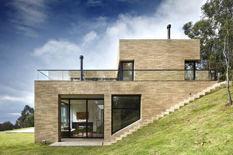 Gallery of Fusca House / BAQUERIZO Arquitectos - 1 Homes On A Hill, Stepped House Design, Houses In Hills, Slope Villa, House On The Slope, House Built Into Hill, House Built Into Hillside, Houses On Slopes, Slope House Design