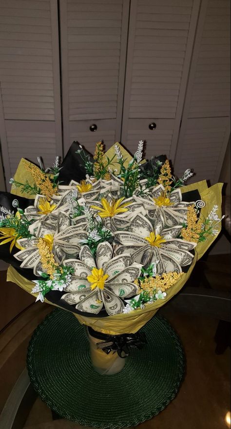 Birthday Money Gifts, Graduation Leis Diy, Graduation Money Gifts, Diy Graduation Gifts, Graduation Money, Warm Scarves, Money Flowers, Money Bouquet, Creative Money Gifts