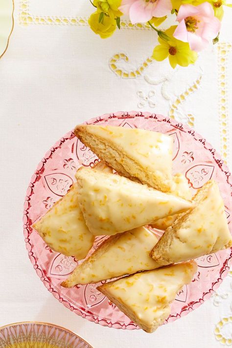 petite orange vanilla scones Vanilla Scones Recipe, Vanilla Scones, Baking Lessons, Irish Desserts, Dessert Breads, Scone Recipes, Scones Recipe Easy, Orange Scones, Homemade Scones