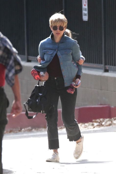 Prada Backpack Outfit, Scarlett Johansson Street Style, Double Denim Looks, Prada Backpack, Outfit Street Style, Backpack Outfit, Double Denim, Marvel Girls, Blue Denim Jacket