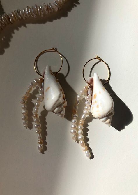 Shell earrings, but make it fancy: Meet our PALAU hoops with big shells and pearly details. Materials: 925 gold plated sterling silver, natural shells, freshwater pearls Hoops diameter: 20 mmLength: ca. 70 mm Every piece is handmade in Munich just for you ~ the production time after your order takes around 1-3 days before shipping. Big Shells, Sea Shell Earrings, Shell Jewellery, Natural Accessories, Seashell Earrings, Beaded Earring, Shell Collection, Beaded Jewlery, Seashell Jewelry