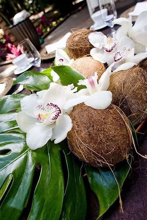 Tropical palm leaf wedding centerpiece / http://www.himisspuff.com/green-tropical-leaves-wedding-ideas/8/ Tropical Centerpieces, Coconut Flower, Fiesta Tropical, Tropical Home Decor, Caribbean Wedding, Hawaiian Party, Hawaiian Wedding, Wedding Leaves, Tropical Party