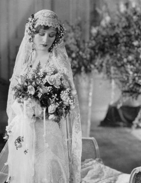 Antique Wedding Veil, Look Gatsby, Dolores Costello, 1920s Wedding, Vintage Wedding Photos, Victorian Wedding, Antique Wedding, Wedding Gowns Vintage, Foto Art