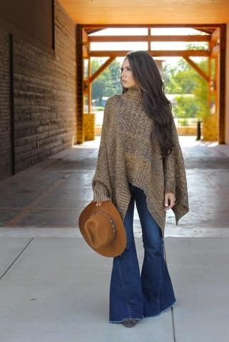 Blue Denim Jeans Outfit, Bottom Jeans Outfit, Bell Bottom Jeans Outfit, Poncho Outfit, Flare Jeans Outfit, Jeans Outfit Fall, Looks Country, Western Wear Outfits, Western Style Outfits