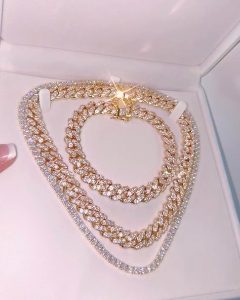 قلادات متدلية, Expensive Jewelry Luxury, Chanel Necklace, Dope Jewelry, Girly Accessories, Neck Jewellery, Expensive Jewelry, Fancy Jewelry, Hip Hop Jewelry