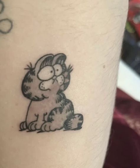 Garfield Tattoo Design, Five Nights At Freddy's Tattoo, Garfield Tattoo, Silly Tattoos, Small Cat Tattoo, Neck Tattoo Women, Best Friends Tattoo, Simple Cat Tattoo, Tattoo Ideas Minimalist