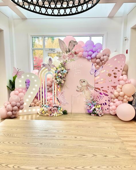 Bunny Birthday Theme, Party Balloons Diy, Decor Balloons, Bunny Birthday, Butterfly Party, Balloon Diy, Theme Birthday, Luxury Decor, Party Balloons