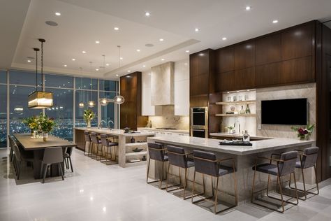 New York Penthouse Kitchen, Pent House Kitchen, Nyc Penthouse Kitchen, Penthouse Kitchen Luxury, Penthouse Kitchen, Penthouse Living Room, Gorgeous White Kitchen, Nyc Penthouse, Modern Penthouse