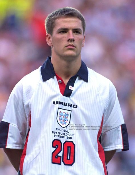 Michael Owen / Inglaterra . English Football Teams, Fifa World Cup France, Coach Soccer, Soccer Vintage, Soccer Legends, Shirt Collar Pattern, Michael Owen, Three Lions, England Players