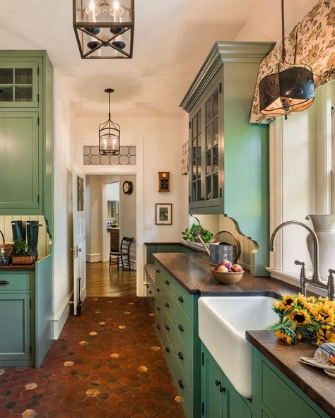 Kitchen Design Color, Green Kitchen Cabinets, French Country Kitchens, Farmhouse Kitchen Cabinets, Casa Vintage, Classic Kitchen, Green Cabinets, French Country Kitchen, Kitchen Color