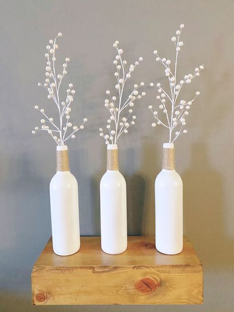 Wine Bottle Vase Diy, Red Wine Bottle Crafts, Spray Paint Wine Bottles Diy, Wine Bottle Vases Centerpiece, Painting Wine Bottles, Upcycle Wine Bottles, Twine Wine Bottles, Spray Painted Wine Bottles, Spray Painted Bottles