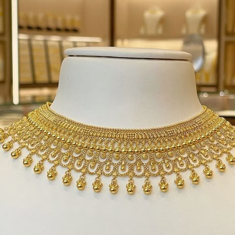 Sleek Gold Necklace Indian, Vintage Gold Jewelry Indian, Bridal Sets Indian Wedding Jewelry Gold, Gold Jewellery Design Necklaces Bridal, Bridal Gold Jewellery Indian, Choker Necklace Designs Gold Indian, Gold Sets Jewelry Indian Design, Gold Set Designs, Gold Set Design