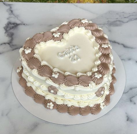 Aesthetic Birthday Cake Vintage Heart, Brown Heart Cake Aesthetic, Cookies And Cream Cake Design, Brown Heart Shaped Cake, Neutral Heart Cake, Chocolate Heart Cake Decoration, Heart Shaped Chocolate Cake, Brown Heart Cake, Beige Heart Cake