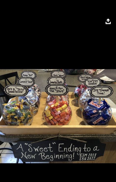 Graduation Dessert Table Ideas Sweets, Graduation Snack Ideas, Graduation Candy Bar Ideas, Grad Party Candy Bar, Grad Party Candy, Graduation Snacks, Graduation Candy Table, Candy Bar Ideas, Graduation Candy Bar