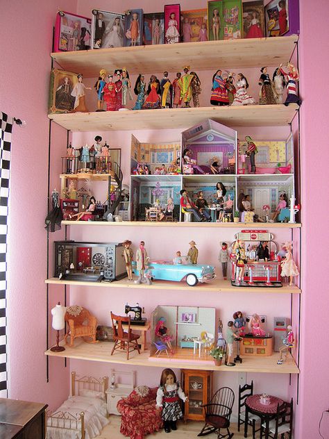 A neat display Vintage Barbie Display Ideas, Dolls Display Ideas, Barbie Collection Display Ideas, Dollhouse Display Ideas, Doll Shelf Display, Barbie Collection Display, Barbie Display Ideas, Doll Display Ideas, Doll Collection Display