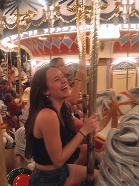 Fair Pictures Aesthetic, Carnival Picture Ideas, Fair Pictures Ideas, Carousel Pictures, Carousel Photoshoot, Carnival Photo Shoots, Fair Pics, Carnival Photos, Amusement Park Outfit