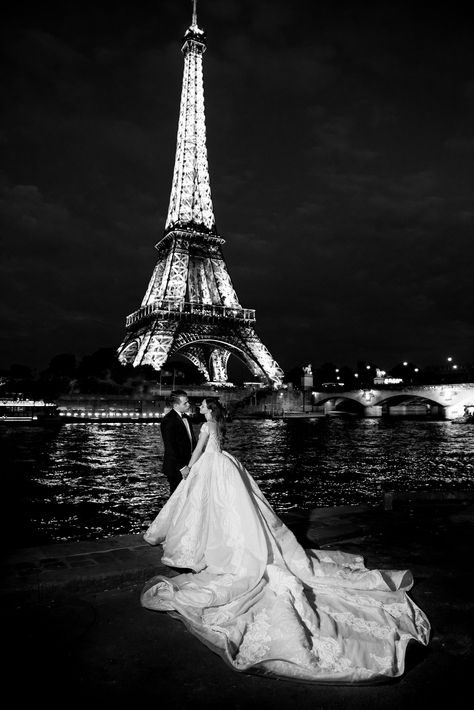 Wedding In Paris Aesthetic, French Food Wedding, Weddings In Paris, Paris Wedding Photography, Paris Vow Renewal, Paris Wedding Aesthetic, Paris Engagement Shoot, Paris Wedding Photos, Paris Wedding Theme