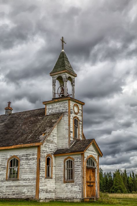 Ontario Landscape, Rustic Architecture, Abandoned Churches, Old Country Churches, Northern Ontario, Abandoned Church, Old Abandoned Houses, Church Pictures, Country Church