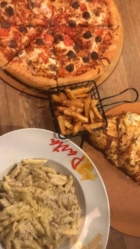 Diner aesthetic food pizza pasta fries lover Pizza And Fries Aesthetic, Pizza And Pasta Aesthetic, Diner Aesthetic Food, Aesthetic Food Pizza, Diner Aesthetic, Pizza And Pasta, Pizza Fries, Pasta Pizza, Food Pizza