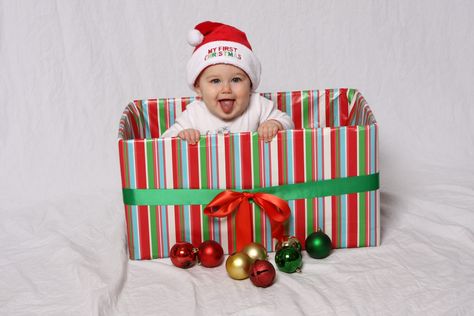 First Christmas - baby in a box Card Poses, Toddler Christmas Photos, Baby's First Christmas Card, First Christmas Card, Christmas Baby Pictures, Christmas Poses, Baby Christmas Photos, First Christmas Photos, Present Box