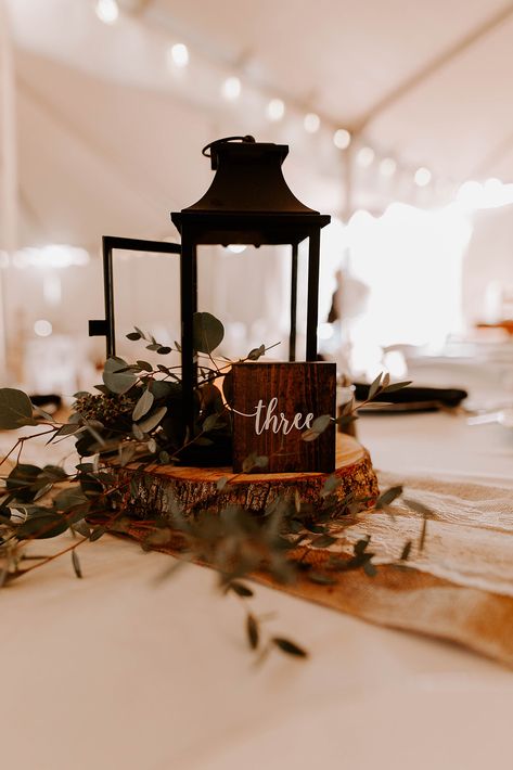 Lantern And Wood Centerpiece Wedding, Wedding Centerpieces On Wood Slice, Lantern On Wood Slice Centerpiece, Rustic Fall Centerpieces Wedding, Wooden Tablescape, Wedding Centerpieces With Lanterns, Lantern Centerpieces Wedding, Simple Lantern Centerpieces, Centerpiece With Lantern