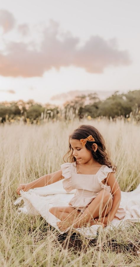 Kids Spring Pictures, Toddler Girl Photoshooting, Toddler Girl Photoshooting Ideas, Toddler Outdoor Photoshoot, Toddler Wardrobe, Boho Photos, Boho Family Photos, Green Soul, Boho Photoshoot