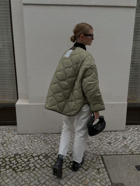 5 Easy Outfits To Wear With Your Green Quilted Jacket - Wears My Money Sage Quilt, Quilted Coat Outfit, Quilted Jacket Street Style, Quilted Jacket Outfit, Green Jacket Outfit, Green Quilted Jacket, Winter Coat Trends, Liner Jacket, Easy Outfits