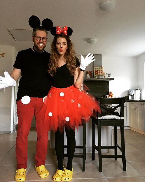 Lots of inspiration, diy & makeup tutorials and all accessories you need to create your own DIY Mickey & Minnie Mouse Costume for Halloween. Mickey Mouse Kostüm, Minnie Mouse Kostüm, Minnie Mouse Costume Diy, Kostum Disney, Disney Couple Costumes, Carnaval Make-up, Minnie Costume, Mouse Diy, Läskig Halloween