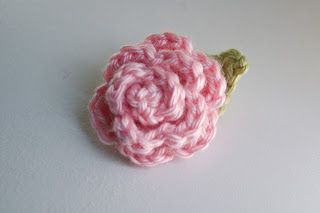 Crochet Magnets, Crochet Small Flower, Crochet Rose Pattern, Crochet Embellishments, Crochet Leaf Patterns, Crochet Flowers Easy, Crocheted Flower, Confection Au Crochet, Hobby Ideas