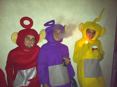 Never thought I would see Teletubbies smoking pot lol Halloween America, Beteg Humor, Kostuum Halloween, 밈 유머, 웃긴 사진, Up Halloween, صور مضحكة, Komik Internet Fenomenleri, Teenage Dream