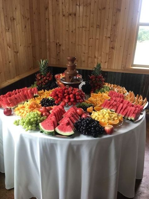 Fruit Buffet, Fruit Platter Designs, Decorações Com Comidas, Catering Ideas Food, Party Food Buffet, Fruit Display, Green Recipes, Fruit Arrangements, Party Food Platters