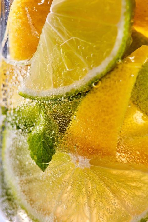 Lemon Fruit Photography, Citrus Aesthetic, Citrus Background, Lemon Photography, Lime And Lemon, Citrus Drinks, Citrus Slices, Lemons And Limes, Cocktail Photography