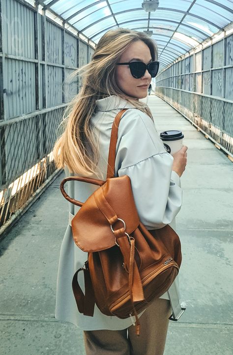 Bag Photography Outdoor, Poses With Backpacks, Sling Bag Outfit Casual, Backpack Photoshoot Ideas, Bag Product Shoot, Backpack Pose, Pose With Bag, Backpack Photoshoot, Bag Poses