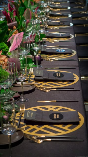 Table decor with tropical leaves    Done with black and gold Masculine Dinner Party, Gold Round Table, Gold Table Centerpieces, Black And Gold Centerpieces, Black Gold Decor, Gold Table Decorations, Table Settings Ideas, Gold Table Decor, Black And Gold Party Decorations