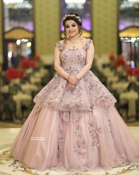 Dress For Engagement Bride, Gawon Dress Beautiful, Goun Pic Design For Wedding, Unique Engagement Dress For Bride Indian, Wedding Dress Ideas Indian, Engagement Dress For Women, Engagement Outfits For Bride, Engagement Gowns Indian, Wedding Gowns Princess