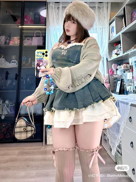 Pose Ref Plus Size, Plus Size Shoujo Outfits, Chunky Body Type, Comfy Kawaii Outfits, Chubby Person Reference, Cute Fem Outfits, Cute Outfits Chubby, Plus Size Gyaru, Chubby Woman Reference