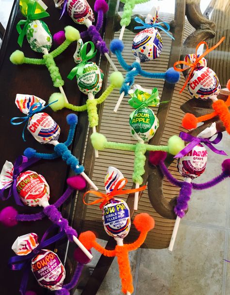 Cheerleader Party Food, Fundraiser Ideas Cheerleading, Cheerleader Blow Pops, Blow Pop Cheerleader, Crafts For Cheerleaders, Cheer Competition Snacks, Cheerleader Treats Ideas, Cheer Party Food, Cheerleader Snacks Team Mom