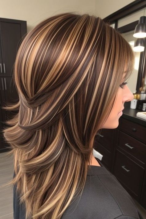 Highlights Caramel, Rambut Brunette, Highlights Summer, Hair Highlights And Lowlights, Brunettes Highlights, Fall Hair Color Ideas, Layered Haircuts For Medium Hair, Hair Color Caramel, Summer Balayage