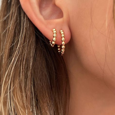 Earring Double Piercing Ideas, Double Ear Piercings Gold Hoop, Gold Second Piercing, Second Piercing Earrings, Double Piercing Earrings Ideas, Gold Hoop Earrings Aesthetic, 2nd Ear Piercing, Second Hole Piercing, Hoop Earrings Aesthetic