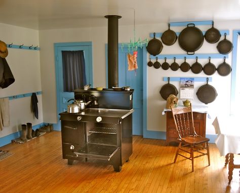 Amish Farmhouse, Shaker Interior, Primitive Interiors, Amish House, Amish Culture, Farmhouse Trends, Wood Stove Cooking, Earthy Home, Amish Community