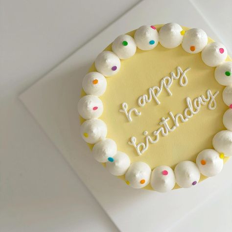 Pastel Yellow Cake, Toddler Birthday Cakes, Small Birthday Cakes, Minimalist Pastel, Cake Borders, Tiny Cakes, Korean Cake, Simple Cake Designs, Up Date