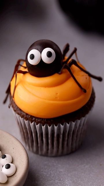 Devils Food Cake Mix, Spider Cupcakes Halloween, Chocolate Spiders, Sugar Cookie Icing Recipe, Deco Cupcake, Spider Cupcakes, Halloween Pumpkin Crafts, Orange Food, Cookie Icing Recipe