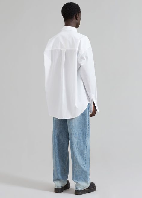 Color: White Crisp cotton poplin Oversized fit Pointed collar Double breast pockets Curved hem Button cuffs Front button closure 100% Cotton Dry Clean By The Frankie Shop. Imported Man Styling, White Blouse Outfit, Oversized White T Shirt, White Button Shirt, Christmas Event, The Frankie Shop, Frankie Shop, Shirt Styles, Blouse Outfit