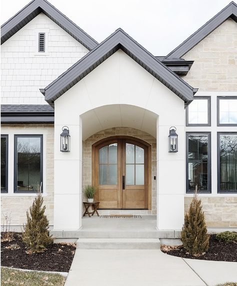 Ivory Stucco House Exterior, New Construction Backyard Ideas, Light Beige Stucco Exterior, Neutral House Exterior, Light Brick House, Cream Siding Color Schemes, Cream Mediterranean House Exterior, French Country Farmhouse Exterior, French Modern Exterior