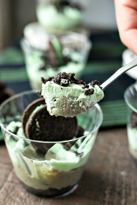 No-Bake Mint Oreo Cheesecake Cups - CPA: Certified Pastry Aficionado Oreo Pudding Shots, Mint Pudding, Pudding Shot Recipes, Cookie Shot, Jello Pudding Shots, Mint And Chocolate, Oreo Pudding, Alcoholic Desserts, Mint Oreo