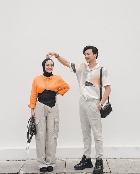 Ootd Couple, Kaos Couple, Studio Photoshoot Ideas, Pic Pose, Studio Photoshoot, Trik Fotografi, Foto Instagram, Pre Wedding, Photo Booth