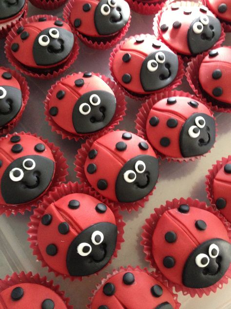 Ladybug Birthday Cupcakes, Ladybird Cupcakes, Hamburger Cupcakes, Ladybird Cake, Farm Animal Cupcakes, Miraculous Ladybug Party, Kitty Cupcakes, Ladybug Cakes, Ladybug Cupcakes