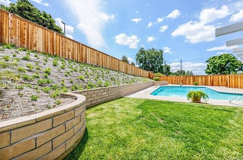 Pool Retaining Wall (Design Ideas) - Designing Idea Pools With Retaining Walls, Pool Retaining Wall, Concrete Block Retaining Wall, Retaining Wall Ideas, Retaining Wall Design, Building A Retaining Wall, Wall Design Ideas, Backyard Layout, Sloped Yard